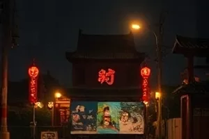 长夜将明横版剧照：天将亮时空旷的旧城区街道